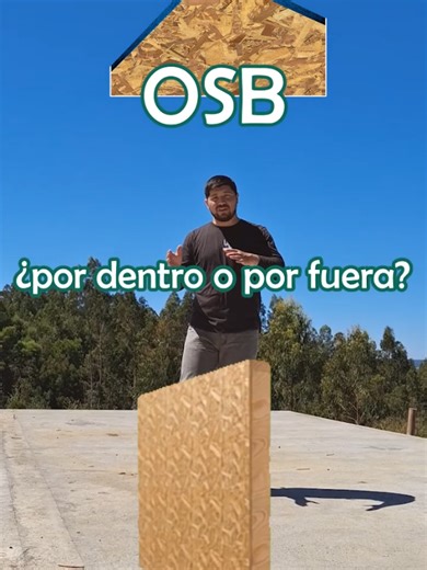 El tablero OSB por dentro sigue cumpliendo su función estructural. Esto no significa que sea un error técnico o que sea ilegal colocar el OSB por fuera. Pero colocarlo por dentro con sellos en las juntas, es una forma más rápida (y con menos mano de obra especializada) de lograr una mejor aislación térmica. Si estás obligado a colocar OSB por fuera, entonces hay que tomar otras precauciones, como colocar aislación exterior para mantener más caliente la cara externa del OSB y evitar que el vapor 