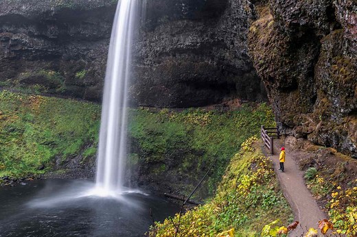 Oregon’s Largest State Park Has a Famous 7-mile Trail That Takes You to 10 Waterfalls