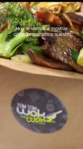 ¿Listos para un viaje delicioso? 🍜😋 En Tom Tom Wok, te mostramos cómo preparamos nuestro famoso Chop Suey Seco. Ingredientes frescos, salsas secretas y mucho sabor. ¡Hagan sus pedidos en www.tomtomwok.com para llevar esta delicia a casa! #tomtomwok #chopsueyseco #comidachina #deliciasencasa | Tom Tom Wok