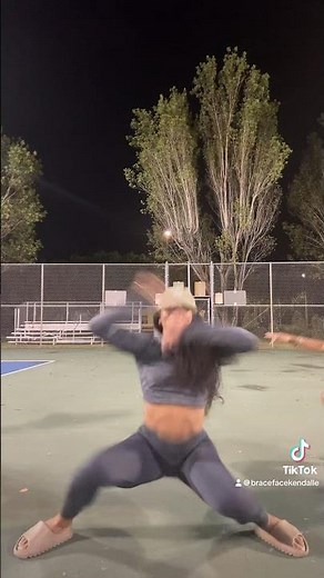 KENDALLE BUCKING🔥WITH FRIENDS THEY EAT🥳