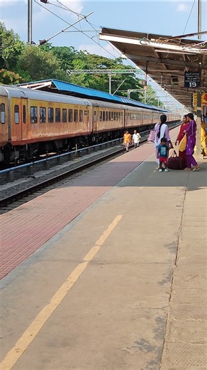 Tejas express arrived Dindigul junction #tejasexpress #dindigul
