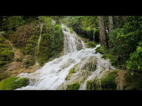 promotes the natural beauty ofmountains and scenic landscapes