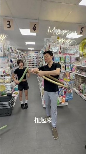 跟著老師學「蝴蝶結變形記」，只要抓中點、精準扭轉幾下，平凡的氣球瞬間化身超吸睛蝴蝶結，可愛到讓人想尖叫！還有什麼更好的方法，歡迎留言告訴我們！#愛樂芙 #創業課程 #氣球魔術 #手作日常 #扭轉技巧