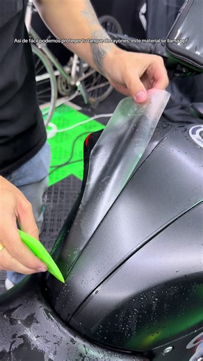 Protege tu moto con PPF: Cómo evitar rayones en el tanque