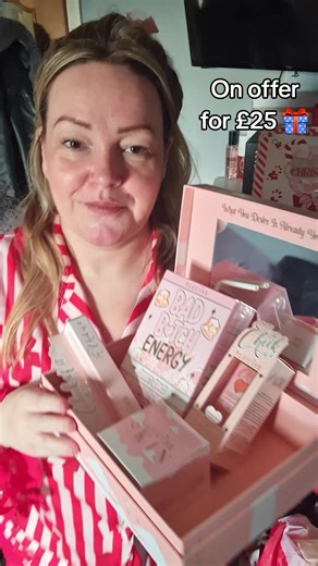 Fantastic christmas gift, has a mirror and lights in the box along with mystery items ! Absolutely besotted by this items cant reccomend it enough, bargain price, super cute and would be an amazing gift!#makeup #christmasgift #christmasgiftideas #fyp #viral