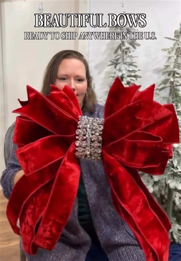 Beautiful bows, thoughtfully designed and ready to ship straight to your door. 📦🤍 We ship anywhere in the U.S. Don’t forget to add our sparkly bow cuff—a customer favorite and the perfect finishing touch. A lovely gift for Valentine’s Day or a treat just for you. 😍 Shop: Designdecorknoxville.com