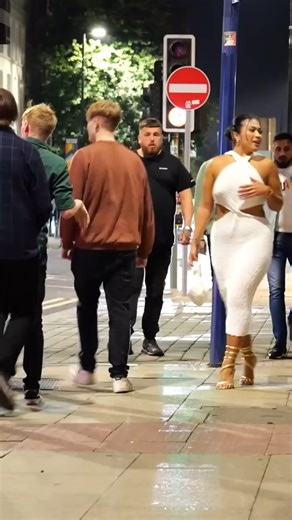 Beautiful girls get drunk on the streets of Manchester | TOPAN TV