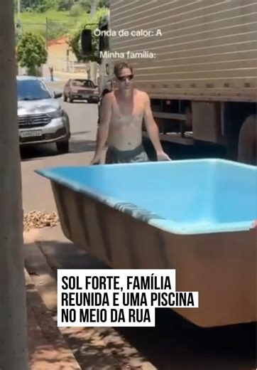 💦☀️ #Calor de mais de 35ºC? Essa família achou uma solução que é a cara do #Brasil. Montou uma piscina inflável no meio da rua, ligou o som e transformou o calorão em motivo pra comemorar. O vídeo viralizou nas redes ao mostrar o grupo se divertindo junto, com direito a #banho de mangueira, criançada feliz e muita risada. Nada de estresse com a temperatura, ali o calor virou festa e a rua, uma extensão da casa. #TikTokNotícias 🤳🏻 @lzia_brenda | @myhoodbr