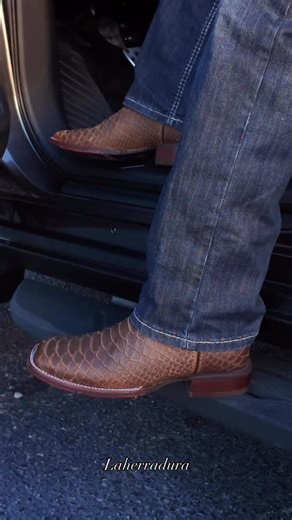 Step into style with our new python print boots! Explore our 2026 collection, featuring a wide range of prints and colors to elevate any outfit.😮‍💨🙏🏽 | La Herradura Western Wear
