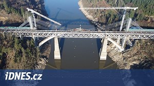 Přes nádrž Orlík se klene nový český rekordman, oblouk mostu je průchozí - iDNES.cz