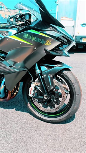 Delivery day.. She’s home. Thank you to everyone who put their time, talent, and hard work into this build. let’s see what she’s got 💨 #ninjah2 #biketok #kawasaki #nitrous #boost @Reggiepaperz✈️🇩🇴💰 @GhostedH2 @YagerWerx @Paul Figueroa