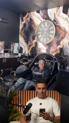 Néstor Mendoza /Consultor sobre negocios de Peluquerías on Instagram: "No es talento. No es suerte. Es mentalidad. El barbero mediocre vende cortes. El que crece vende cómo haces sentir al cliente cuando se mira al espejo. La gente no paga por tijeras. Paga por seguridad, estatus y transformación. Cuando entiendes eso, dejas de competir por precio y empiezas a ponerlos. Esto no va solo de barbería. Aplica a cualquier negocio que quiera cobrar más sin trabajar más. Sígueme si quieres subir precio