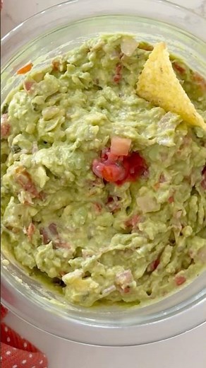 ✨EASY HOMEMADE GUACAMOLE✨