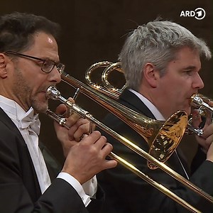 Findet ihr diesen Posaunenchoral aus Robert Schumanns Rheinischer Symphonie auch so beeindruckend? Schumann komponierte die Symphonie kurz nach seinem Umzug von Dresden nach Düsseldorf. Der herzliche Empfang in der Stadt und der Anblick des Kölner Doms inspirierten ihn zu einem seiner bekanntesten Werke für Orchester. In dieser Aufnahme von 2018 spielt das Symphonieorchester des Bayerischen Rundfunks unter der Leitung von Sir Simon Rattle. Mehr von Sir Simon Rattle und dem BRSO findet ihr hier: 