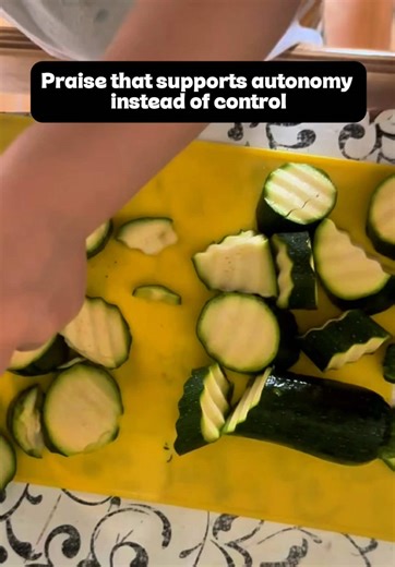 Praise can shape how kids see themselves. When praise focuses on obedience or approval, kids learn to perform for adults. When praise notices effort, decisions, and contribution, kids build autonomy and internal motivation. Small language shifts matter. Instead of evaluating your child… try noticing them. Follow for more neuro-affirming parenting nuggets 🧠✨ #parenting #neuroaffirming #autonomy #childpsychologist #parentingstrategy