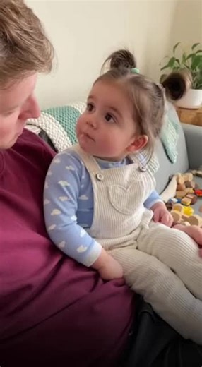 Bébé rigolo et son papa
