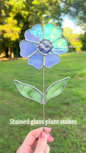 🌸 stained glass plant stakes 🌸 . . #stainedglassart #stainedglass #flowerstainedglass #flowers