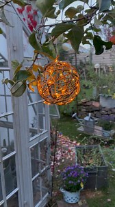 🌿 Aus Efeu & Wildem Wein: Gleiches Bastel-Prinzip wie im vorigen Video - aber anderer Zweck: diesmal als stimmungsvolle Beleuchtung fürs Gewächshaus. Oder als dezentes Lichtlein im Baum, an der Terrasse oder Hauseingang, wo es Besucher willkommen heißt 🤎 Wem die Anleitung zu schnell ist, hüpft gerne zu meinem vorigen Video mit dem „Meisenknödel-Körbchen“ dort ist’s ein bisschen langsamer gezeigt. Viel Freude beim Basteln, Silvia #gartenideen #garten #diycrafts #naturmaterialien | Kleine Baumma