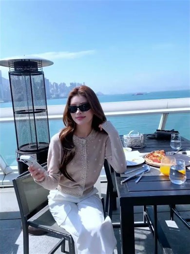 Master the Ultimate Vacation Pose Collection - Seaside Photo Poses