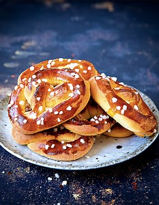Bretzels au sucre pour 8 personnes - Recettes - Elle