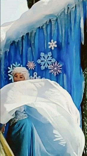 Elsa shows off her Cape!#queenelsa#cape#magickingdom#queen#festivaloffantasy#parade#waltdisneyworld