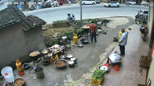 Pressure cooker explosion sends boiling soup splashing onto chef