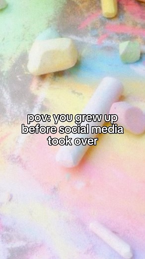 nostalgiacore on Instagram: "i made so much money from selling loom band bracelets & necklaces at school😭 - - - #nostalgia #nostalgiacore #nostalgic #2000s #childhood #dreamcore #weirdcore #kidcore #childhoodmemories #aesthetic #explorepage #liminalspace #feverdream #backrooms #2010s #90s"