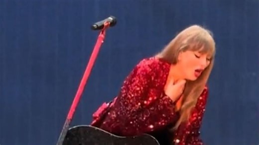 Kurz husten, dann geht's weiter - Taylor Swift verschluckt sich mitten in Song an Käfer
