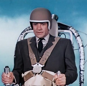 C'est une façon de s'échapper... Le jet pack de 007 dans le film OPÉRATION TONNERRE a été construit par Bell-Textron et initialement conçu pour l'armée américaine - mais il a été jugé trop dangereux à utiliser. "Vous ne pouviez voler que 20 secondes, puis vous étiez à court de carburant et n'aviez plus rien" a déclaré le chef décorateur Ken Adam. | James Bond 007