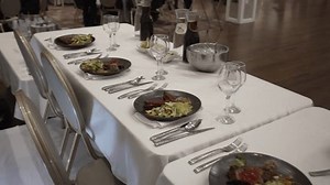 Une belle table à manger dispose : vidéo de stock (100 % libre de droit) 3941472295 | Shutterstock