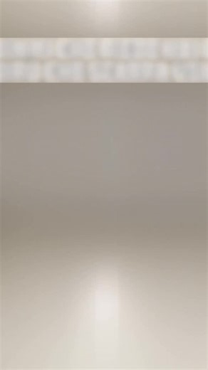 La scarpa giusta non dipende dal brand, ma da come è fatto e come carica il tuo piede. Se hai piede largo, serve una toe box ampia e una pianta wide: comprimere l’avampiede fa esplodere i carichi sulle teste metatarsali. Se hai piede stretto, invece, è fondamentale il lockdown: tallone contenuto e lacci efficaci, altrimenti aumentano instabilità e compensi lungo tibia e ginocchio. Se sei pronatore, non ti serve un “muro”, ma una scarpa stabile con guida progressiva che ti aiuti quando cedi in fa