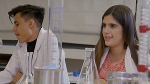 Juan realiza una práctica en el laboratorio de química junto con Megan, pero al no seguir las indicaciones de su compañera provoca una explosión, ocasionando el enojo de Megan 🌹 #LaRosa Disfruta el capítulo completo "No te fresees, fresa no es un verbo" sólo en #ViX 👉🏻 https://bit.ly/37okYFG | La Rosa de Guadalupe