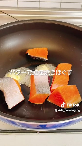 誰でも簡単に作れる保育園給食を大公開 #鮭クリームスパゲッティ 園児に大人気 簡単！保育園給食のご紹介です！味付けは、子供ベースの分量となっております😍 是非、試してみて下さい( ^ω^ ) 🌟鮭クリームスパゲッティレシピ🌟 大人1人 子供2人分 材料 ・銀鮭フレーク 150g(100〜150g) ・小松菜 2束 ・パスタ 200g ・バター 10g ・小麦粉 大さじ2 ・牛乳 400cc (水気が少ない方が好きな方は300ccでもok) ・塩 小さじ1/2 作り方 ①小松菜は茎と葉を分けておきましょう。1cm幅ぐらいで大丈夫です ②スパゲッティは折ってから茹でて下さいね ③フライパンにバターを入れ鮭を焼きほぐしたら、小松菜の茎を先に炒め、柔らかくなったら、葉を入れ炒める ④小麦粉を入れ混ぜ、牛乳と塩を入れてとろみがつくまで混ぜます ⑤最後にスパゲッティを絡めたら完成 ポイント:牛乳を使用しましたが、豆乳でも大丈夫ですよ😍👍 販売してる骨抜きの銀鮭をフレークにして使用しております🥳 =================================== プロが教える、実際に