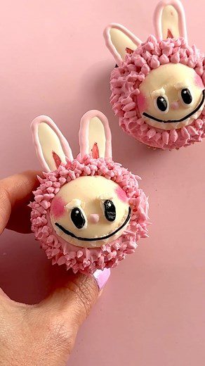 529K views · 1.4K reactions | Just a little bit of Labubu magic, cupcake style! ✨ 1. Pipe a dollop of buttercream into the mold in an oval shape, then turn your pink piped cupcake upside down into the mold and 2. freeze for 15min. 3. Immediately remove and add buttercream facial details, buttercream fur using tip 233 and chocolate ears. #labubus #labubuthemonsters #cupcakeideas #cutefood | Sophia Mya Cupcakes | Facebook