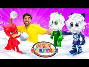Les Pyjamasques en jouets en français. Une bataille de boules de neige dans le Jardin d'enfants