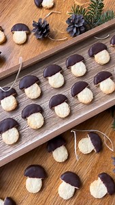 KOKOSOVÉ HŘÍBEČKY 🍄‍🟫 Jednoduché cukroví, které vás překvapí svou chutí. Ideální pro ty, kteří nemají rádi krémové kousky. RECEPT najdete ve vánoční e-knize společně s dalšími 11 jedinečnými druhy. K dostání na mém blogu #vikendovepeceni 🍄‍🟫 #blogvikendovepeceni #pecemevtomspolu #vanocnicukrovi #tipynapeceni #kokosovecukrovi #vanocnipeceni #vanocniebook | Víkendové pečení