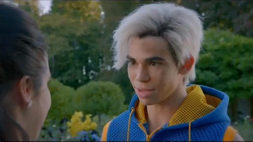 Os dejo este vídeo que he puesto yo las escenas de Carlos hablando con Jane con el audio de internet no es mi voz | Los descendientes fans club