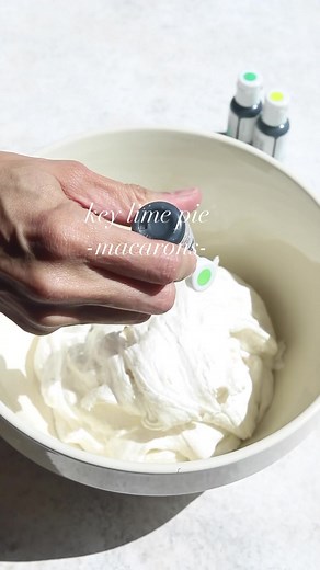 Key Lime Pie Macarons the recipe can be found on my website they’re filled with key lime pie filling, toasted marshmallow frosting! So delicious! | Pies and Tacos