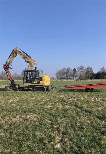 Brückeneinsatz beim Bagger 𝗟𝗔𝗡𝗗𝗧𝗘𝗖𝗛𝗡𝗜𝗞 𝗕Ü𝗦𝗜𝗡𝗚 𝗟Ü𝗕𝗕𝗘𝗡⬜️🟦 𝗚𝗿𝗮𝘀𝗲𝗿𝗻𝘁𝗲 - 𝗠𝗮𝗶𝘀𝗲𝗿𝗻𝘁𝗲 - 𝗔𝗰𝗸𝗲𝗿𝗮𝗿𝗯𝗲𝗶𝘁𝗲𝗻 Der Lohnunternehmer für Milchviehbetriebe seit über 40 Jahren #loten #bagger #Landtechnik #Landwirtschaft #lohnerausleidenschaft