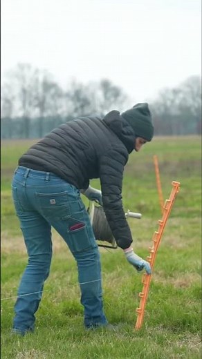 4 STEPS TO SETUP THE BEST ELECTRIC FENCE FOR PIGS!🐖