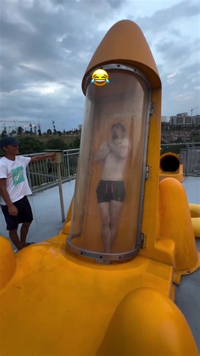 BRO WAS SCARED ASL 😭😂 (bunyblatnoy_90kg/IG) #water #summer #slide #scary #how