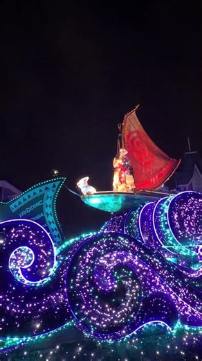 Heihei from Disney’s Moana is back at it again