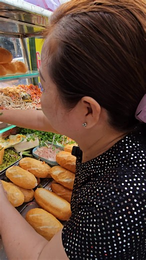 Bữa sáng 10k của người lao động ngoại thành Sài Gòn. | Food Tour