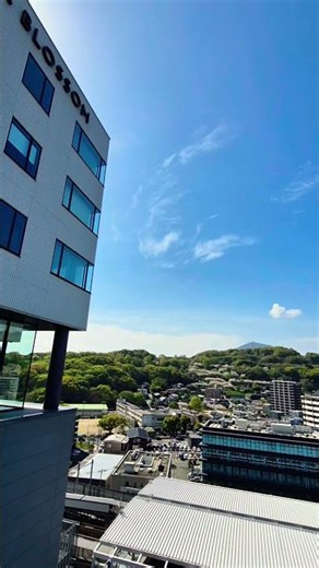 熊本の都市開発と歴史を象徴する場所で現在の姿と特徴現在の駅舎は熊本城の石垣「武者返し」をイメージしたデザインが取り入れられており、城下町・熊本の玄関口にふさわしい威風堂々とした外観です