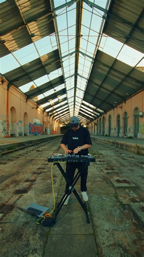 Ｄｊ Ｒｉｄｅ on Instagram: "“Back with another one of those block rockin’ beats” Chemical brothers with Kasabian tone playing with Busta Rhymes ✅ You can have fun with controllers too 😎"