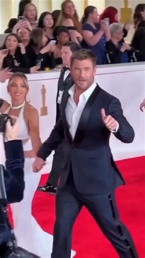 Chris Hemsworth & Elsa Pataky Steal the Show at the Oscars Red Carpet ✨ #hollywoodactor #shorts