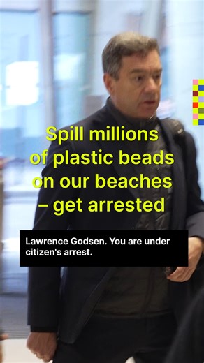 Breaking: Southern Water CEO Lawrence Gosden was citizen’s arrested this morning. The CEO was surrounded and held by a group of women who also called the police to attend the scene. Whether it’s spilling millions of plastic beads that have polluted our beaches in one of the worst plastic spill events in the UK. Or pumping sewage into our rivers and seas for over 1,126,838 hours between 2020-2024. There’s no doubt that this water boss is a public nuisance. Now we have the evidence to prove it. Th