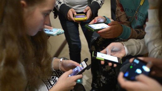 AFT union supports school cellphone ban
