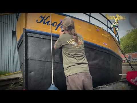Sign Painter Lettering: Handpainting Letters on a Boat (Tutorial)