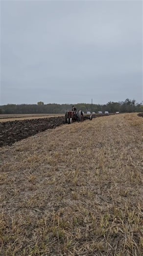 Case dc pulling 3 bottom disc plow not breaking a sweat. #plowing #tractor #caseih #fyp #foryoupage